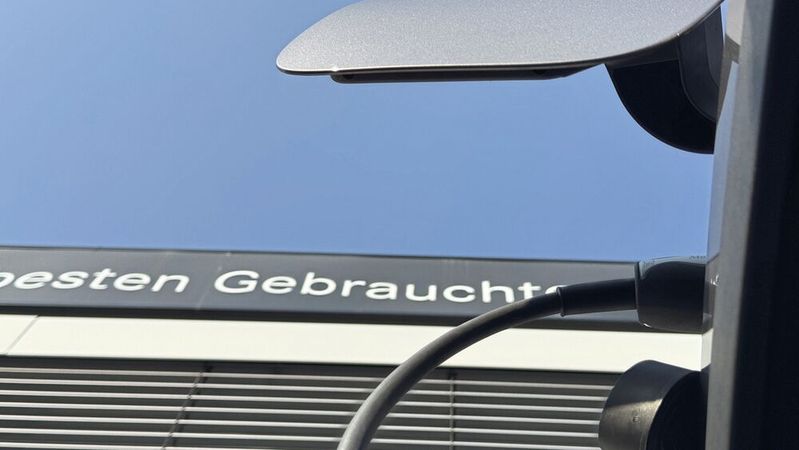 Meist sehr hohe Standtage und Verluste vielerorts: So gestaltet sich das Geschäft mit gebrauchten E-Autos bei vielen Händlern, wie eine Umfrage von »kfz-betrieb« zeigt.(Bild:  Achter – VCG)