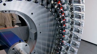 Die individuell programmierbare Rundflechtmaschine Fleru 48 fertigt Gewebeschläuche aus 
unterschiedlichsten Materialien. Die Webstruktur kann nahezu beliebig variiert werden.  (Bild: Weiss)