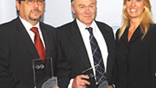 Stellvertretend für alle Ausgezeichneten: Den Blauen Kalligraphen erhielten unter anderem Reiner Schnorr (Mitte) und Rolf Stoppanksi (li.) aus den Händen von Wetterfee Claudia Kleinert. (Archiv: Vogel Business Media)