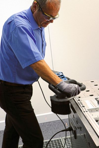 ...doch auch gerade Kanten fräst der Trutool TKA 1500 bequem, staubfrei und ohne Funkenbildung. (Bild: Trumpf)