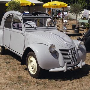 Auch Bodenständiges wie ein Citroën 2CV war auf dem Schloss-Gelände in Jüchen zu sehen. (Bild:  SP-X/Patrick Broich)