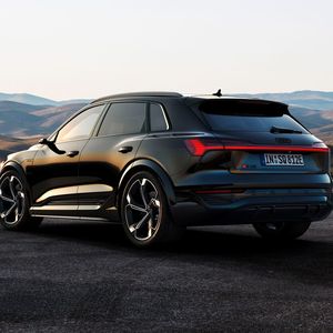 Audi verspricht durch eine veränderte Zellchemie sowie eine andere Verarbeitung der Zelle mehr Reichweite: Die SUV-Variante e-tron 55 legt von 411 auf bis zu 580 km zu. Die etwas aerodynamischere Sportback-Version e-tron 55 soll bis zu 600 km schaffen. Ein Reichweiten-Plus von 30 Prozent. Dabei fügt die größere Batterie dem Fahrzeuggewicht lediglich 20 kg hinzu. Aerodynamische Verbesserungen reduzieren den cW-Wert um einen Zehntel Punkt. Der Luftwiderstandsbeiwert liegt beim SUV bei 0,26 und beim Sportback bei 0,24. (Bild:  AUDI AG)