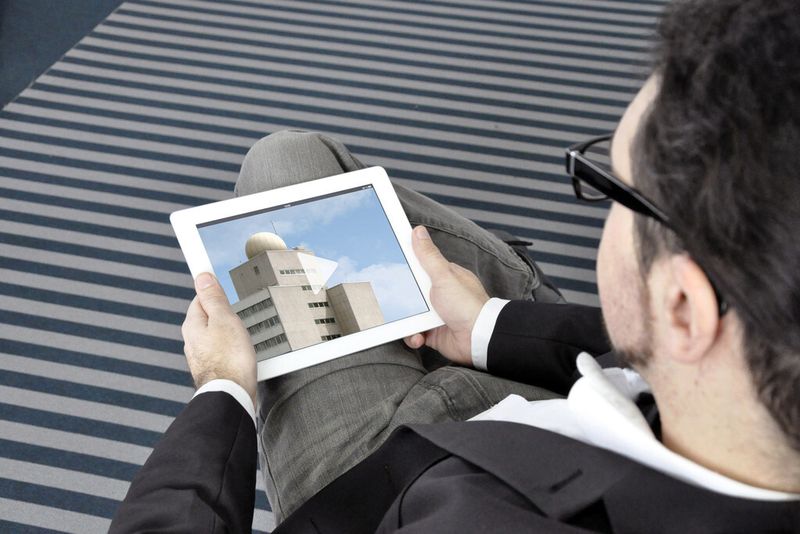In der Ära der Smartphones und Tablets schauen Nutzer Videos zunehmend unterwegs. Soll das Netz dem Ansturm gewachsen sein, müssen neue Übertragungsarten her. Daran arbeiten Forscher des Fraunhofer-Instituts für Nachrichtentechnik, Heinrich-Hertz-Institut HHI in Berlin. Um Videos noch schneller auf die mobilen Geräte zu bringen, koppeln die Forscher das bereits schnelle LTE mit dem Videokompressionsstandard »High Efficiency Video Coding«, kurz HEVC. Der Vorteil: Der Standard benötigt zur Videoübertragung in hoher Qualität nur die halbe Bandbreite (Fraunhofer HHI)