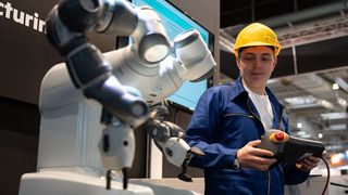 Mit KI möglich: Natürliche Kommunikation mit Kollege Computer. Hier eine Live-Demonstration am Stand von HPE. (Bild: Hannover Messe, HPE)