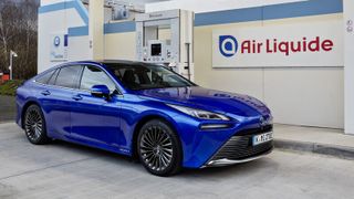 Auftanken an einer der noch seltenenen Wasserstoff-Stationen: der Toyota Mirai der zweiten Generation. (Bild: Toyota)