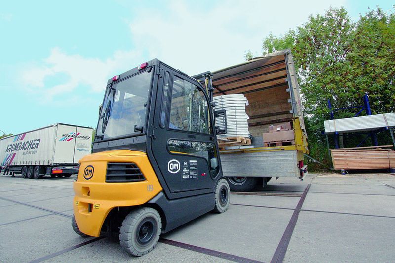 Bild 3: Für das Be- und  Entladen der Lkw im Logistikhof, die Arbeiten an den Kragarmregalen des Außenlagers und den Langguttransport in den Hallenbereichen werden elektrisch angetriebene Frontstapler mit Tragfähigkeiten von 4,5 und 3 t eingesetzt. Bilder: OM/Trafa (Archiv: Vogel Business Media)