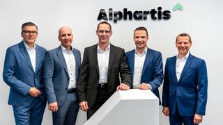 Die Verantwortung für die ahg und die bhg Autohandelsgesellschaft ist künftig auf mehr Schultern verteilt: Die Geschäftsführer Thomas Linderich (After Sales, links) und Alexander Kramer (Vertrieb, rechts) haben nun starke Partner; zu Geschäftsführern ernannt wurden (2. v. l. und folgend) Michael Langhorst (ahg After Sales), Stephan Kreißig (bhg After Sales) und Holger Eberle (ahg Vertrieb). (Bild: Alphartis SE)
