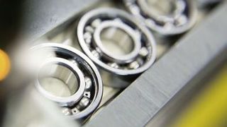 Im Werk in Savli werden Kugellager der Generation C hochautomatisiert bearbeitet und montiert. Vier von fünf Kugellagern werden nach der Auslieferung in einem Motorroller oder Motorrad verbaut. In der Fertigung in Indien gelten dabei dieselben Qualitätsstandards wie in westeuropäischen Schaeffler-Werken. (Bild: Schaeffler)