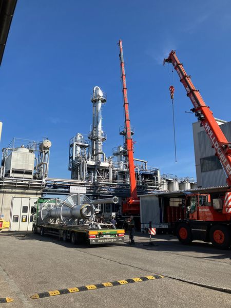 Steht bereit für den Tausch: die neue Destillationskolonne in Offingen.  (Bild: Richard Geiss )