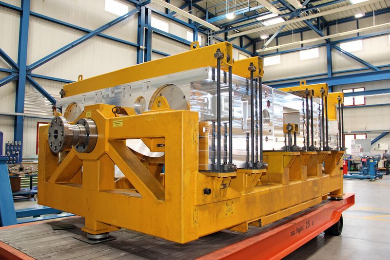 Aus 16 t Aluminium entsteht dieses 4,5 t schwere und 4,5 m große Frame, das aus vier Einzelteilen besteht, die in die Schweißvorrichtung eingepasst und zu einem kompletten Stück gefertigt werden. (Bild: Sonnenberg)