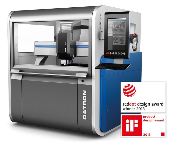Die Datron AG, ein führender Hersteller kompakter CNC-Fräsmaschinen, hat zum zweiten Mal den red dot design award erhalten: Der südhessische Maschinenbauer erhielt für das Produktdesign seiner Fräsmaschine Datron M8Cube die international anerkannte Auszeichnung. (Bild: Datron)