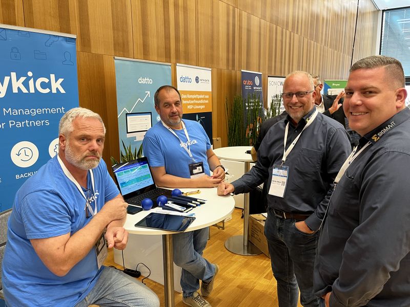 (v. r.) Dirk Olejnik und Martin Meier, Sigma-IT, mit Robert Panholzer und Walter Freitag, Skykick. (IT-BUSINESS)
