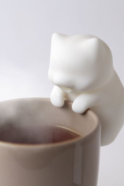 Zu jeder CES gehören auch die kuriosen Gadgets. Nékojita Fufu von Yukai Engineering gehört definitiv dazu. Die kleine Katze kann heiße Getränke anpusten und damit kühlen. Der Entwickler hat verschiedene Pust-Modi angekündigt.  (Bild: Yukai Engineering)