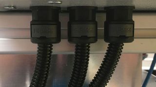 Der FIP-Wellrohranschluss Fiplock One sichert jede IP-Schutzeigenschaft, auch wenn die Rohre dynamisch belastet werden oder einer anspruchsvollen Umgebung ausgesetzt sind. (Fränkische Industrial Pipes)