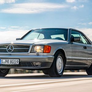 Mit der Zeit wurden die „Sacco-Bretter“ vom Käufergeschmack akzeptiert und im Rahmen einer Modellpflege auch bei anderen Modellen eingeführt, die zuvor mit normalen Seitenschutzleisten ausgerüstet waren. Dazu gehören die Baureihen W 201 (1988) und W 124 (1989). (Bild:  Mercedes-Benz AG)