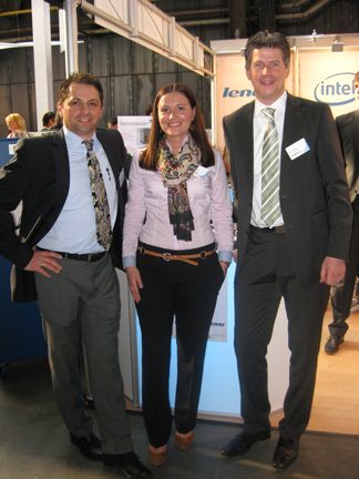 Matthias Kälberer und Lars Henkel von Lenovo haben die hübsche Aline Gauthier von Samsung in die Mitte genommen. (Archiv: Vogel Business Media)