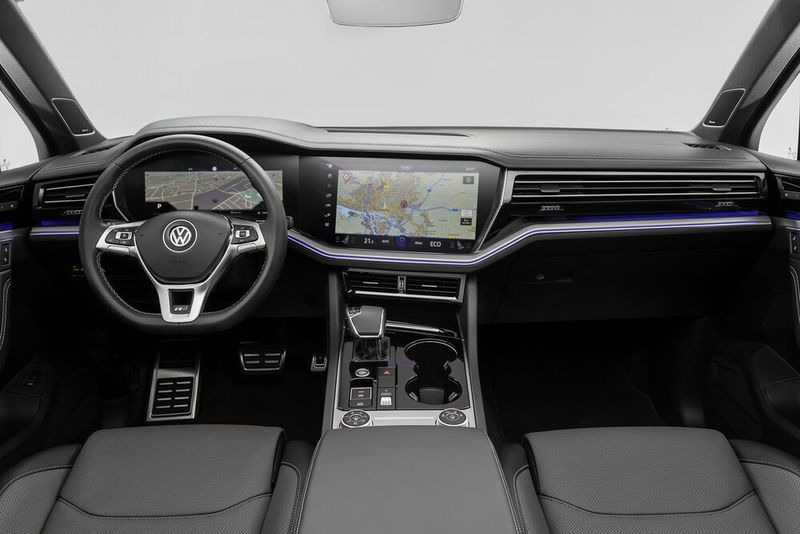 Beide Bildschirme sind im One-Screen-Design in einer großen Fläche auf einer Sicht- und Bedienachse zusammengefasst. (VW)
