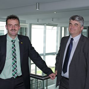 Bruno Munier (rechts), EMEA-Präsident bei Sandvik Coromant und damit verantwortlich für Europe, Middle East und Africa, und Damian Göppert, Geschäftsführer der Sandvik Tooling Deutschland GmbH, wollen den Kunden einen Mehrwert über das Werkzeug hinaus bieten.