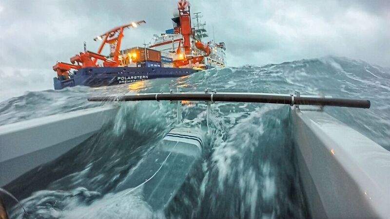 Ein Katamaran wird für eine Untersuchung der Plastikverschmutzung im Arktischen Ozean an die Seite des Eisbrechers Polarstern gezogen. (Alfred-Wegener-Institut / Esther Horvath)