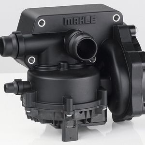 Das Flüssigmanagement-Modul von Mahle vereint Thermostatventil und Kühlmittelpumpe und regelt die Motortemperatur bedarfsgerecht.