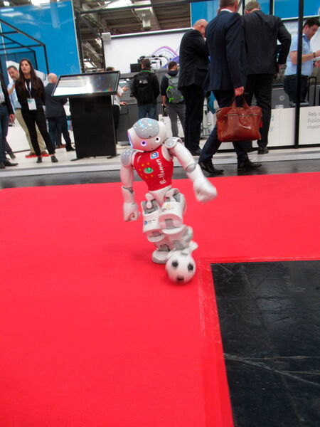 Der kickende Roboter am Stand von Contact Software. (J. Pfeiffer/konstruktionspraxis)