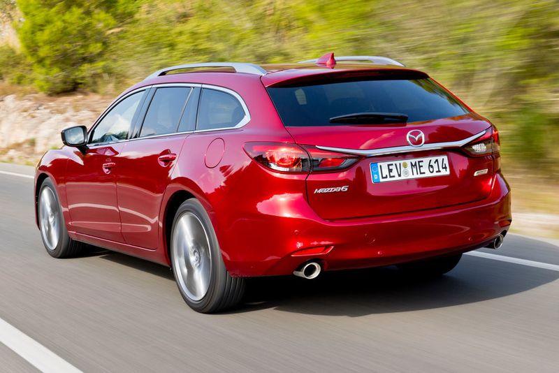Am Heck haben die Designer dem Mazda 6 ebenfalls neue Leuchten verpasst sowie den hinteren Stoßfänger neu gestaltet und die Auspuff-Endrohre vergrößert. (Mazda)