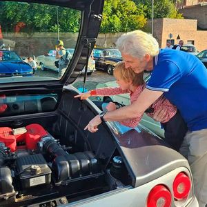 Technik für die Kleinsten erklärt: Armin van Dijk erklärt dem 6-jährigen Georg Wulf, wie der Ferrari-Motor funktioniert.(Bild:  OCC)