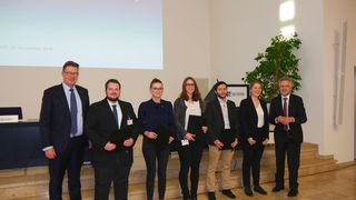 Dr. Klaus Schäfer, der Vorsitzende der Dechema und Prof. Dr. Kurt Wagemann, Geschäftsführer der Dechema, mit den Preisträgern der Dechema-Studentenpreise 2019 (DECHEMA)