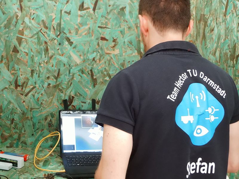 Nach der Weltmeisterschaft ist vor der Weltmeisterschaft! Während die Fußball-Weltmeister schon ihren verdienten Urlaub genießen, mussten die deutschen Roboter-Weltmeister noch in Brasilien schwitzen. Doch alle Anstrengungen haben sich gelohnt, Deutschland ist zum zweiten Mal Weltmeister in 2014. Das Team der TU Darmstadt gewann die RoboCup-Weltmeisterschaft in Brasilien mit dem Rettungsroboter Hektor. (RoboCup 2014)