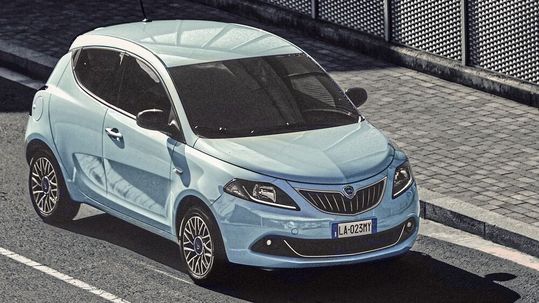 Unter Einbeziehung aktueller Verkaufsaktionen ist der Ypsilon in Italien ab 13.450 Euro zu haben.(Bild:  Stellantis)