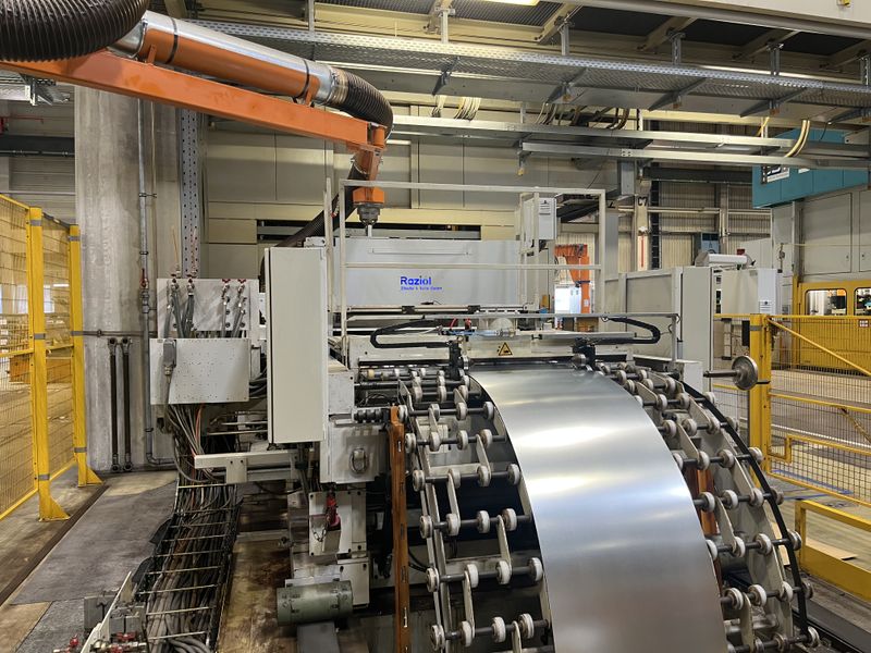 Im Presswerk in Traunreut, wo unter anderem Blechteile für Backöfen gefertigt werden, setzt BSH bei der Bandbefettung auf Raziol.  (Bild: Raziol)