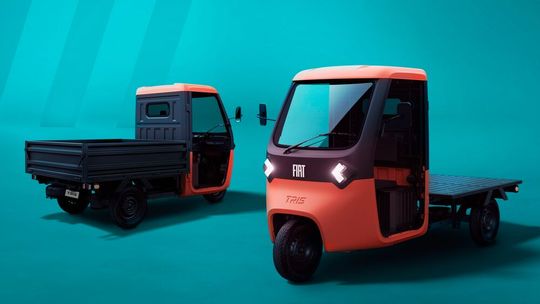 Neben einer flachen Ladefläche soll es das Dreirad Tris auch als Pick-up mit Seitenwänden geben.(Bild:  Fiat Stellantis)