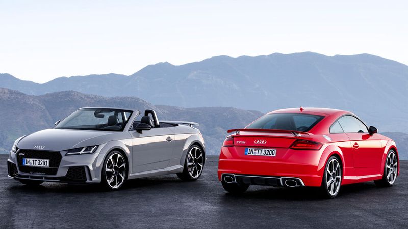 Der Audi TT FV/8S ist die dritte Generation des Audi TT, die als Kombicoupé und Roadster zwischen 2014 und 2023 gebaut wurde. Auf der Audi-Hauptversammlung 2019 gab der damalige Vorstandsvorsitzende Abraham Schot bekannt, dass der Audi TT im Rahmen einer Neuausrichtung der Fahrzeugmodelle eingestellt werden soll. Zur Markteinführung erschienen ein Zweiliter-Dieselmotor mit 135 kW (184 PS) sowie zwei Ottomotoren mit 169 kW (230 PS) bzw. 228 kW (310 PS). Ab 2016 war ein TT RS mit turbogeladenem Reihenfünfzylinder-Ottomotor, einer maximalen Leistung von 294 kW (400 PS) und serienmäßigem Allradantrieb lieferbar. (Bild: Audi AG)