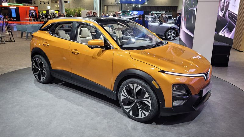 Mit vier Modellen kam der vietnamesische Autobauer Vinfast nach Paris. Zu sehen sind der VF6, ... (Bild: Wehner/Vogel Communication Group)