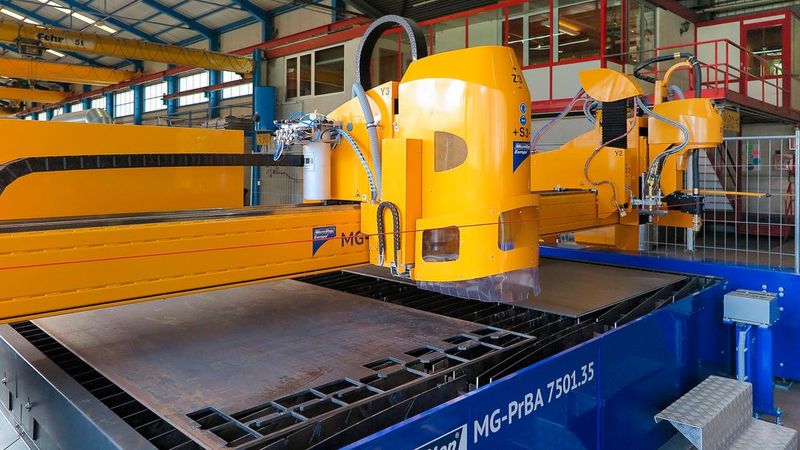 Auf der Portalbrücke befindet sich auch ein vollautomatischer Bohrsupport. Die Bohranlage kann Löcher bohren bis zu 30 mm Durchmesser und Gewinden bis zu M20. Die Standard Ausstattung von einer Bohranlage ist der 8-fache Werkzeugwechsler, der sich auf der linken Seite des Portals befindet. (Bild: Fercher)