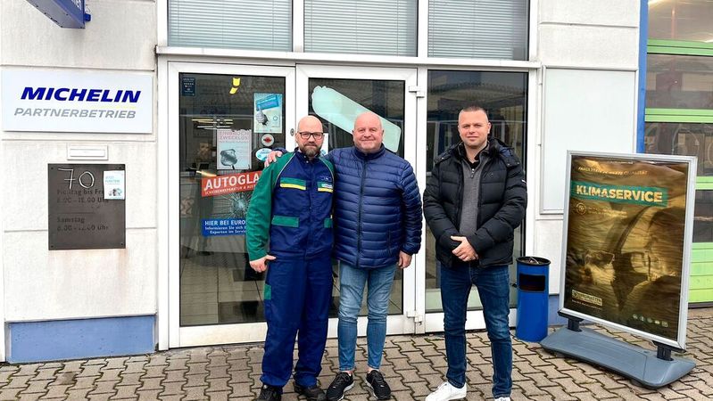 Von links nach rechts: Alexander Mack und Markus Schlischka (Geschäftsführer M+S Reifen- und Autoservice) und Sebastian Achrainer (Bereichsleiter Netzwerk Management Euromaster)  (Bild:  Euromaster)