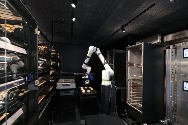 Bakisto besteht aus drei miteinander vernetzten Systemen: Einem kollaborierenden Roboter (Cobot) von Fanuc, Wanzls smartem Backwarenpräsenter Bake Off i mit Künstlicher Intelligenz (KI) und dem netzwerkfähigen Backofen Dibas blue2 mit automatischem Be- und Entladesystem Tray Motion von Wiesheu.(Bild:  Wanzl)