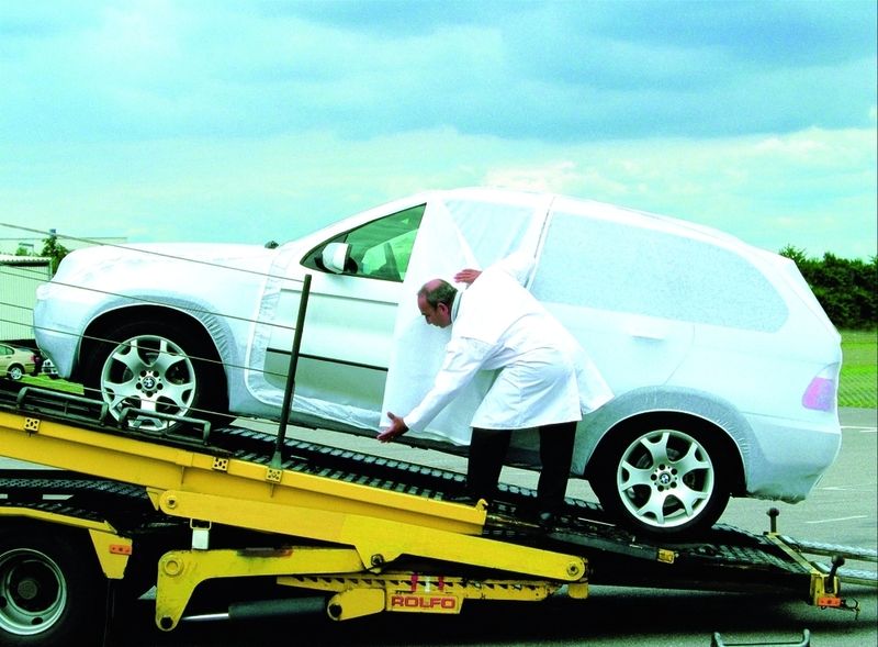 Maßanzüge für den Transport verhindern Schäden bei der Automobil-Logistik. Bild: BMW (Archiv: Vogel Business Media)