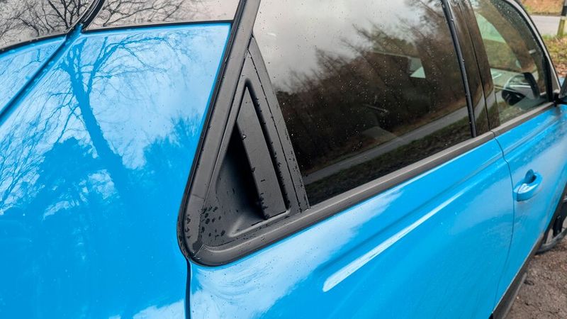 Die hinteren Türgriffe sind in die Fenster integriert. (Bild: Simon – VCG)