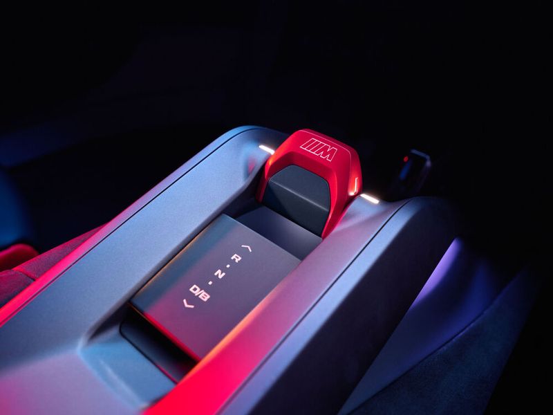 For example, on the gear selector, paddle shifters, and digital displays. (Image:BMW)