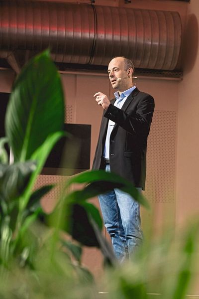 ...zusammen mit Infraserv-Projektingenieur Felix Frömel. (Bild: Stefan Bausewein)