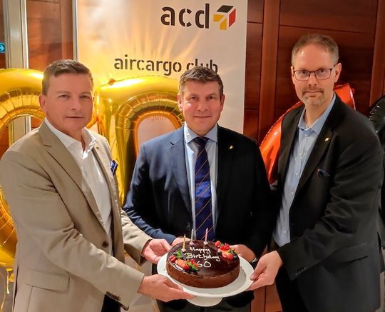 Der Aircargo Club Deutschland (ACD) ist 60! Das ermuntert zum Feiern (v.l.) Ingo Richter, Vizepräsident des ACD,  Christopher Stoller, Präsident des ACD, sowie Thorsten Hecker, Vorstand Finanzen.(Bild:  ACD)