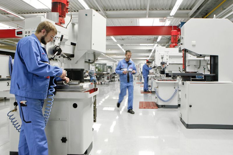Neben der Optik spielen Funktionalität, Strapazierfähigkeit und tragephysiologische Eigenschaften der Arbeitsbekleidung bei Al-ko eine wichtige Rolle. (Bild: Al-ko)