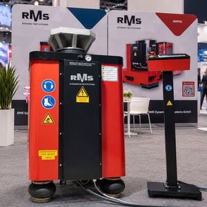 Die neue Schockmaschine RMS SM 1000 in Gänze. Sie kann Bauteile mit maximal 100 Kilogramm Gewicht bis zu einer Beschleunigung von 300 g auf ihre Widerstandsfähigkeit hin testen. (Bild: RWS)