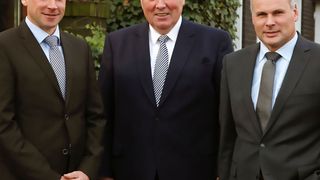 Inhaber Lorenz B. Bohle (Mitte) hat zum 1. Januar 2017 die Geschäftsführung an Tim Remmert (rechts) und Thorsten Wesselmann (links) abgegeben. (L.B. Bohle Maschinen + Verfahren)