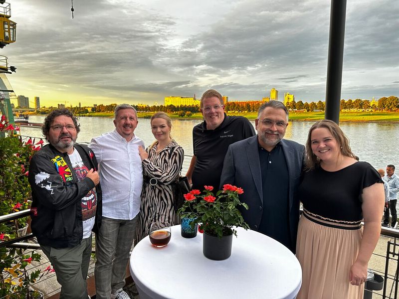 (v. l.) Andreas Scholz (Kingston), Nils und Alexandra Stallmach (Seasonic), Patrick Vogel (NZXT), Jörg Kartschewski (Samsung) und Corinna Leisten (S&K). (Bild: Vogel IT-Medien)