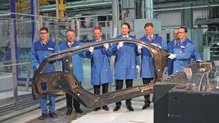 Das erste Bauteil der CFK-Serienfertigung wurde aus der Formwerkzeug genommen (3.v.l.: BMW-Vorstand Dr. Herbert Diess). (Bild: Kraus)