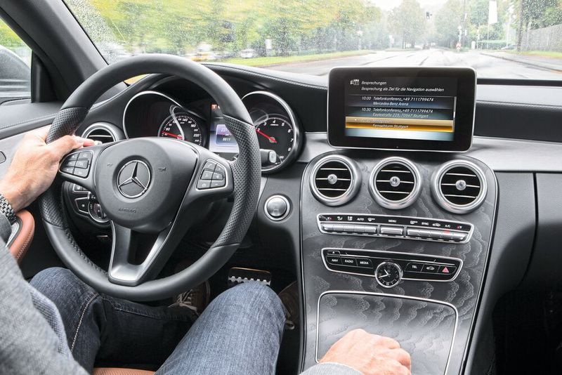 40 Prozent würden Services im Bereich „Büro & Assistent“ nutzen, beispielsweise Virtual Reality Besprechungen im Auto oder Assistenten, die Ruhepausen basierend auf dem Terminkalender vorschlagen. (Bild: Daimler)