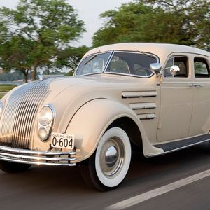 Genial gegen den Wind und dennoch grandios gescheitert: Der Chrysler Airflow initiierte 1934 den Trend zum Stromliniendesign. Der bis 1937 herstellte Wagen war das erste in Serie produzierte amerikanische Full-Size Car, das die Stromlinienform nutzte, um den Luftwiderstand zu reduzieren. (Bild:  Stellantis)