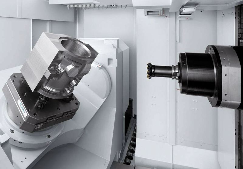 Ein Vorteil der horizontalen  5-Achs-Bearbeitung ist zum einen der freie Spänefall als auch die Möglichkeit auf Türmen mehrfach zu spannen.  (Bild: Mori Seiki)